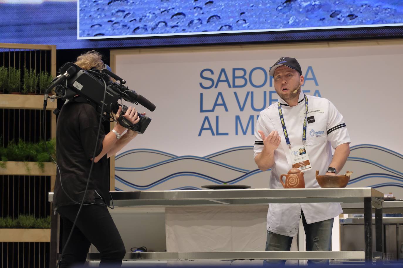 La influencia de Juan Sebastián Elcano en la tradición de la parrilla de Getaria, las palabras de Joan Roca, del tres estrellas Michelin El Celler de Can Roca (Girona), los hongos marinos descubiertos por el triestrellado Ángel León (Aponiente) o la reinvención de la tradición colombiana a cargo de Leonor Espinosa han destacado este martes en la segunda jornada de San Sebastian Gastronomika