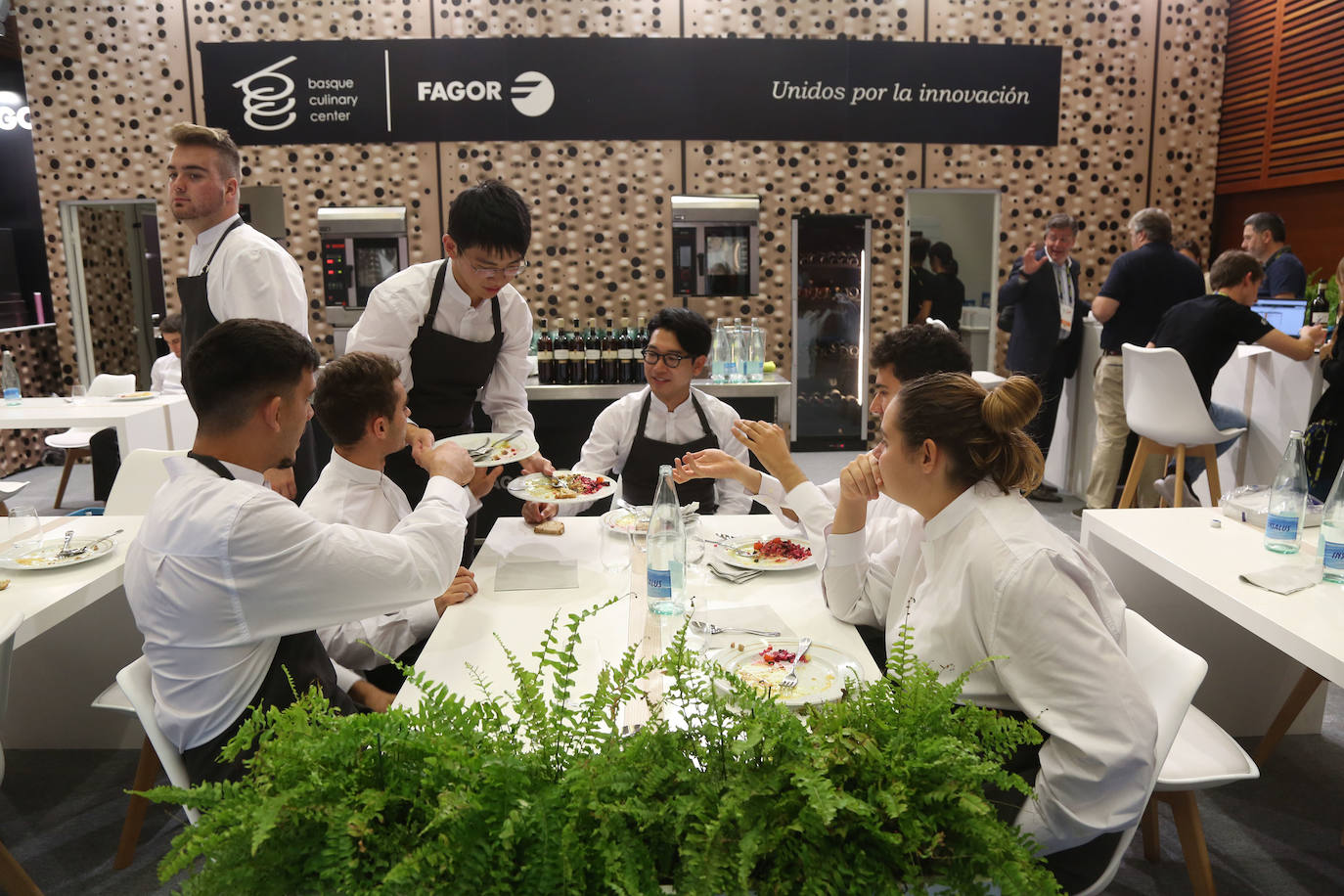 La influencia de Juan Sebastián Elcano en la tradición de la parrilla de Getaria, las palabras de Joan Roca, del tres estrellas Michelin El Celler de Can Roca (Girona), los hongos marinos descubiertos por el triestrellado Ángel León (Aponiente) o la reinvención de la tradición colombiana a cargo de Leonor Espinosa han destacado este martes en la segunda jornada de San Sebastian Gastronomika