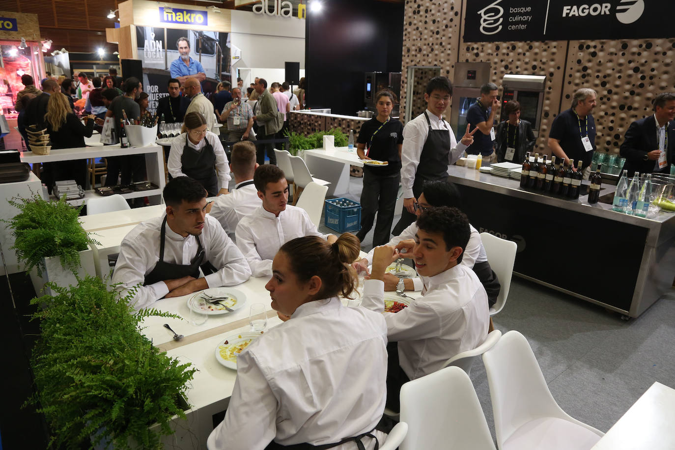 La influencia de Juan Sebastián Elcano en la tradición de la parrilla de Getaria, las palabras de Joan Roca, del tres estrellas Michelin El Celler de Can Roca (Girona), los hongos marinos descubiertos por el triestrellado Ángel León (Aponiente) o la reinvención de la tradición colombiana a cargo de Leonor Espinosa han destacado este martes en la segunda jornada de San Sebastian Gastronomika