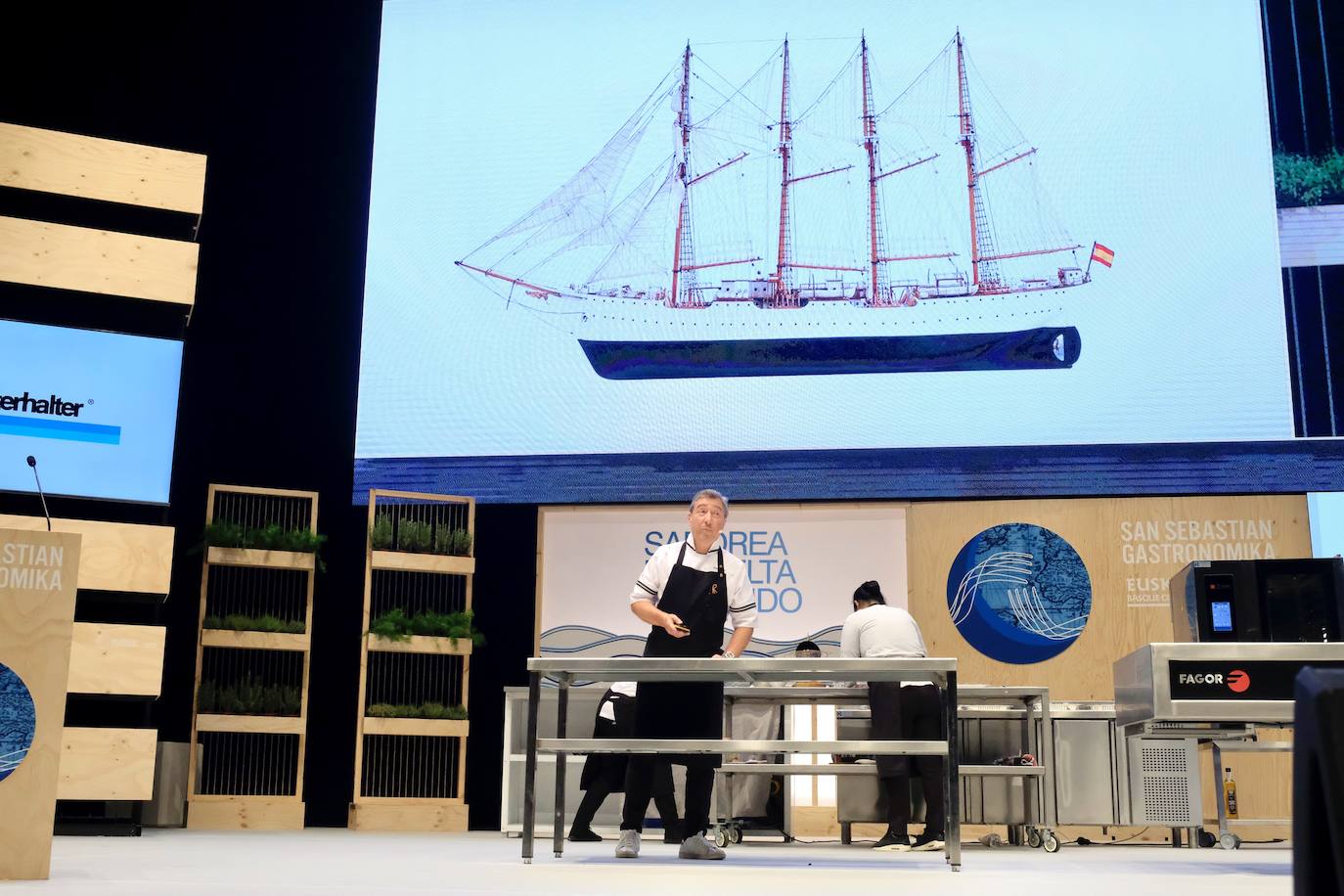La influencia de Juan Sebastián Elcano en la tradición de la parrilla de Getaria, las palabras de Joan Roca, del tres estrellas Michelin El Celler de Can Roca (Girona), los hongos marinos descubiertos por el triestrellado Ángel León (Aponiente) o la reinvención de la tradición colombiana a cargo de Leonor Espinosa han destacado este martes en la segunda jornada de San Sebastian Gastronomika