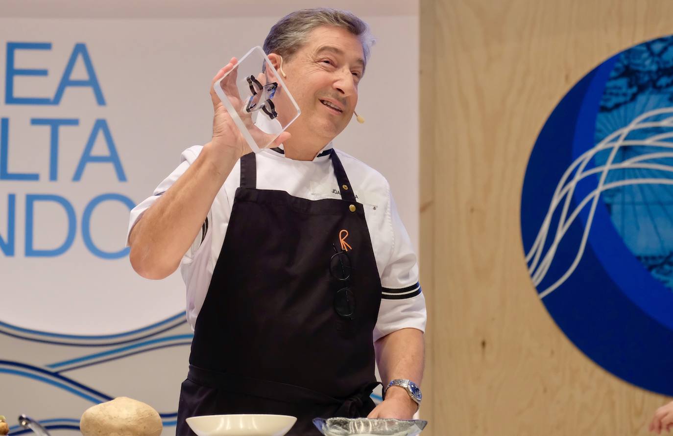 La influencia de Juan Sebastián Elcano en la tradición de la parrilla de Getaria, las palabras de Joan Roca, del tres estrellas Michelin El Celler de Can Roca (Girona), los hongos marinos descubiertos por el triestrellado Ángel León (Aponiente) o la reinvención de la tradición colombiana a cargo de Leonor Espinosa han destacado este martes en la segunda jornada de San Sebastian Gastronomika