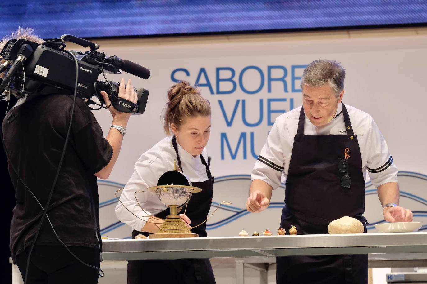 La influencia de Juan Sebastián Elcano en la tradición de la parrilla de Getaria, las palabras de Joan Roca, del tres estrellas Michelin El Celler de Can Roca (Girona), los hongos marinos descubiertos por el triestrellado Ángel León (Aponiente) o la reinvención de la tradición colombiana a cargo de Leonor Espinosa han destacado este martes en la segunda jornada de San Sebastian Gastronomika