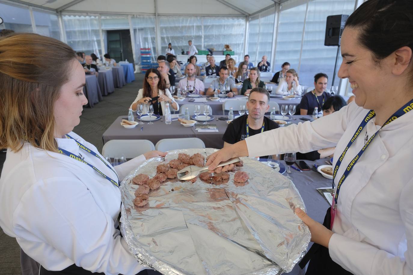 La influencia de Juan Sebastián Elcano en la tradición de la parrilla de Getaria, las palabras de Joan Roca, del tres estrellas Michelin El Celler de Can Roca (Girona), los hongos marinos descubiertos por el triestrellado Ángel León (Aponiente) o la reinvención de la tradición colombiana a cargo de Leonor Espinosa han destacado este martes en la segunda jornada de San Sebastian Gastronomika