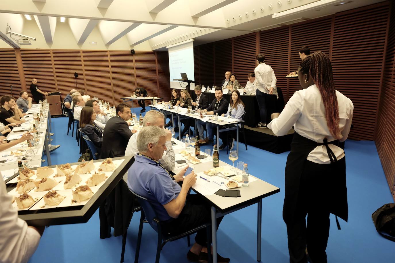 La influencia de Juan Sebastián Elcano en la tradición de la parrilla de Getaria, las palabras de Joan Roca, del tres estrellas Michelin El Celler de Can Roca (Girona), los hongos marinos descubiertos por el triestrellado Ángel León (Aponiente) o la reinvención de la tradición colombiana a cargo de Leonor Espinosa han destacado este martes en la segunda jornada de San Sebastian Gastronomika