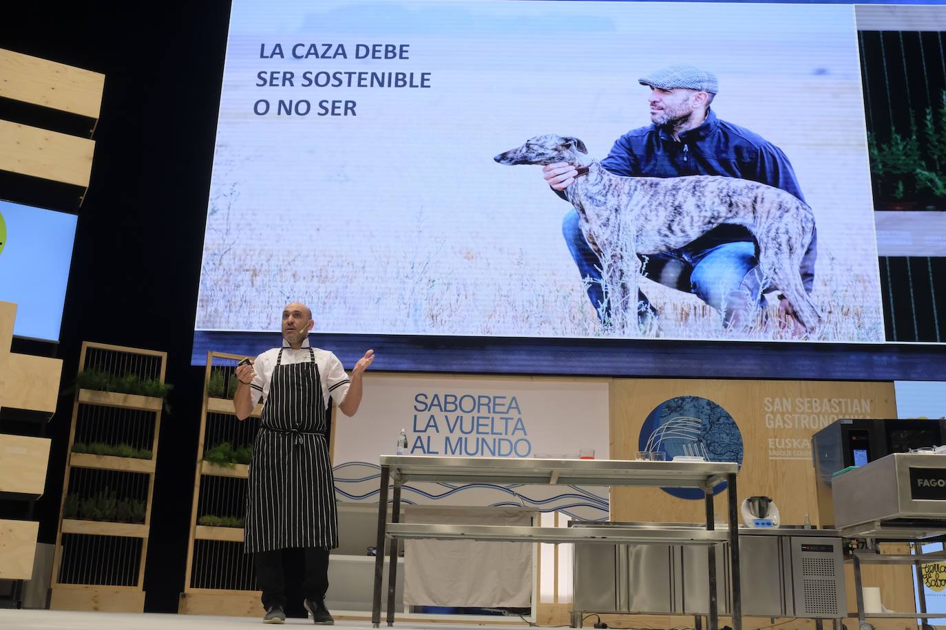 La influencia de Juan Sebastián Elcano en la tradición de la parrilla de Getaria, las palabras de Joan Roca, del tres estrellas Michelin El Celler de Can Roca (Girona), los hongos marinos descubiertos por el triestrellado Ángel León (Aponiente) o la reinvención de la tradición colombiana a cargo de Leonor Espinosa han destacado este martes en la segunda jornada de San Sebastian Gastronomika