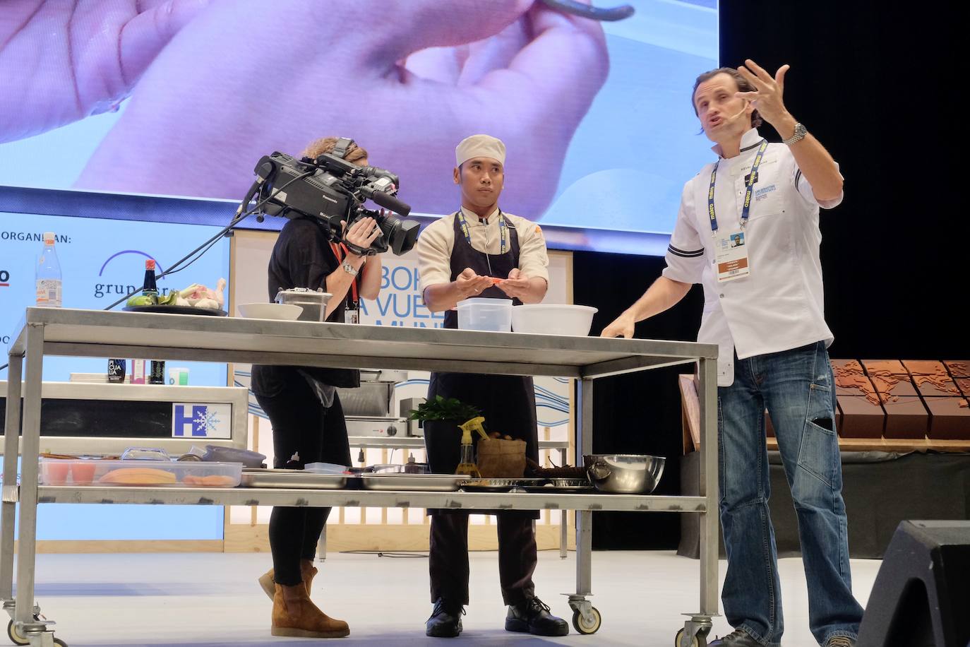 La influencia de Juan Sebastián Elcano en la tradición de la parrilla de Getaria, las palabras de Joan Roca, del tres estrellas Michelin El Celler de Can Roca (Girona), los hongos marinos descubiertos por el triestrellado Ángel León (Aponiente) o la reinvención de la tradición colombiana a cargo de Leonor Espinosa han destacado este martes en la segunda jornada de San Sebastian Gastronomika