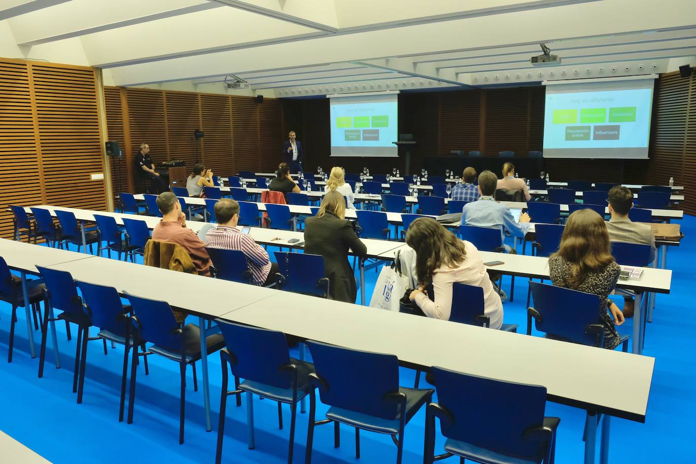 La influencia de Juan Sebastián Elcano en la tradición de la parrilla de Getaria, el concurso de ensaladilla rusa, las palabras de Joan Roca, del tres estrellas Michelin El Celler de Can Roca (Girona), los hongos marinos descubiertos por el triestrellado Ángel León (Aponiente) o la reinvención de la tradición colombiana a cargo de Leonor Espinosa han destacado este martes en la segunda jornada de San Sebastian Gastronomika