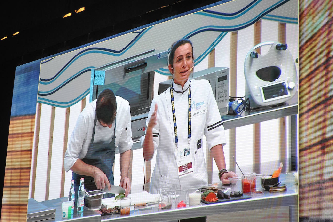 La influencia de Juan Sebastián Elcano en la tradición de la parrilla de Getaria, las palabras de Joan Roca, del tres estrellas Michelin El Celler de Can Roca (Girona), los hongos marinos descubiertos por el triestrellado Ángel León (Aponiente) o la reinvención de la tradición colombiana a cargo de Leonor Espinosa han destacado este martes en la segunda jornada de San Sebastian Gastronomika