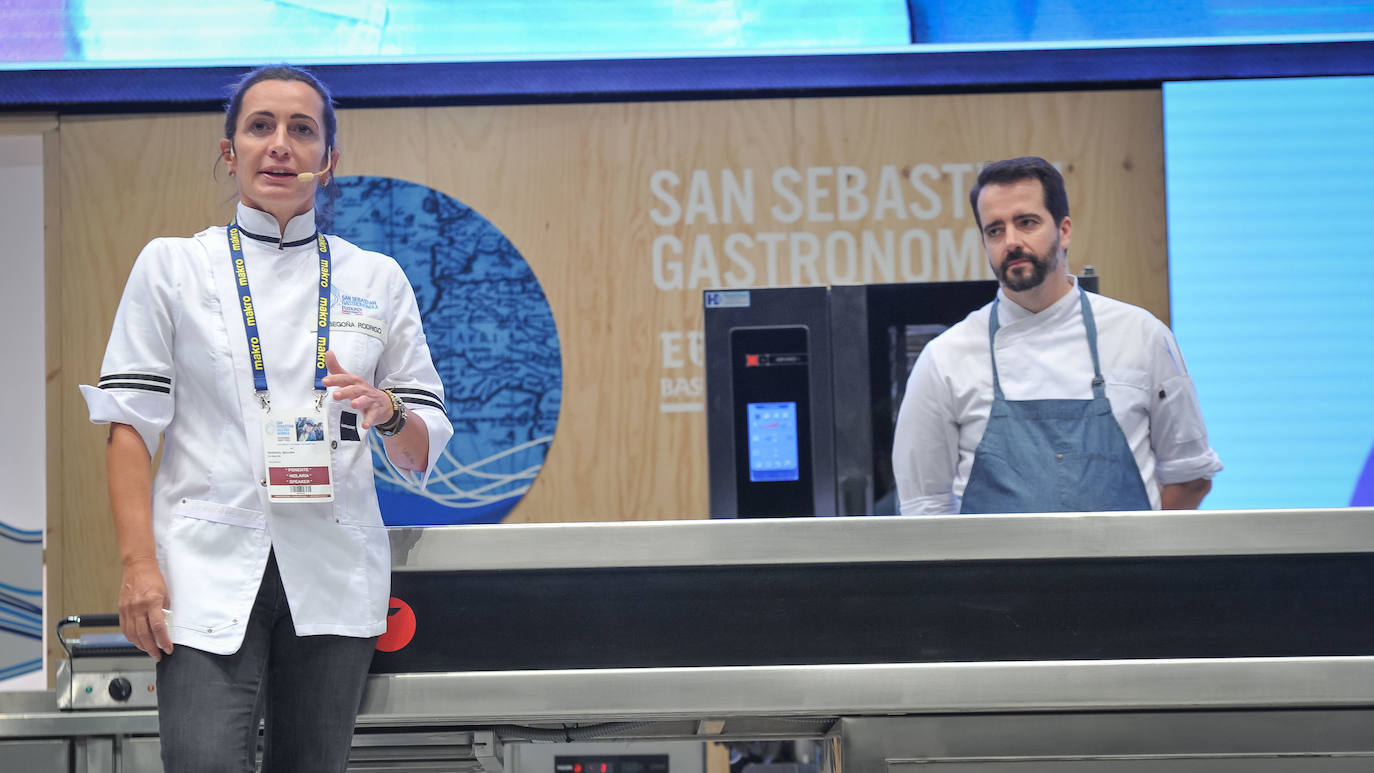 La influencia de Juan Sebastián Elcano en la tradición de la parrilla de Getaria, las palabras de Joan Roca, del tres estrellas Michelin El Celler de Can Roca (Girona), los hongos marinos descubiertos por el triestrellado Ángel León (Aponiente) o la reinvención de la tradición colombiana a cargo de Leonor Espinosa han destacado este martes en la segunda jornada de San Sebastian Gastronomika