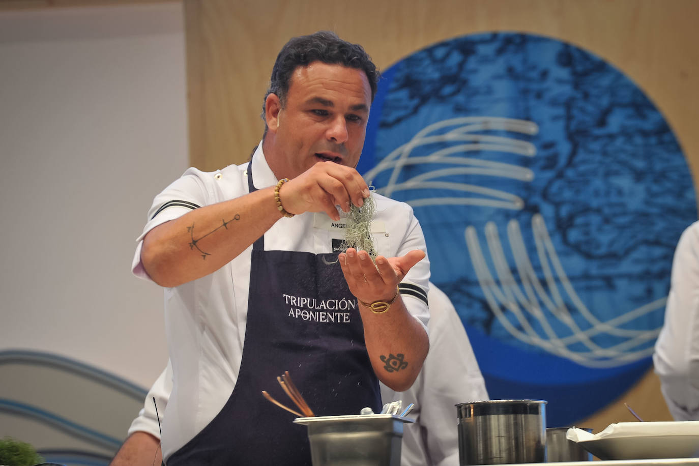 La influencia de Juan Sebastián Elcano en la tradición de la parrilla de Getaria, las palabras de Joan Roca, del tres estrellas Michelin El Celler de Can Roca (Girona), los hongos marinos descubiertos por el triestrellado Ángel León (Aponiente) o la reinvención de la tradición colombiana a cargo de Leonor Espinosa han destacado este martes en la segunda jornada de San Sebastian Gastronomika