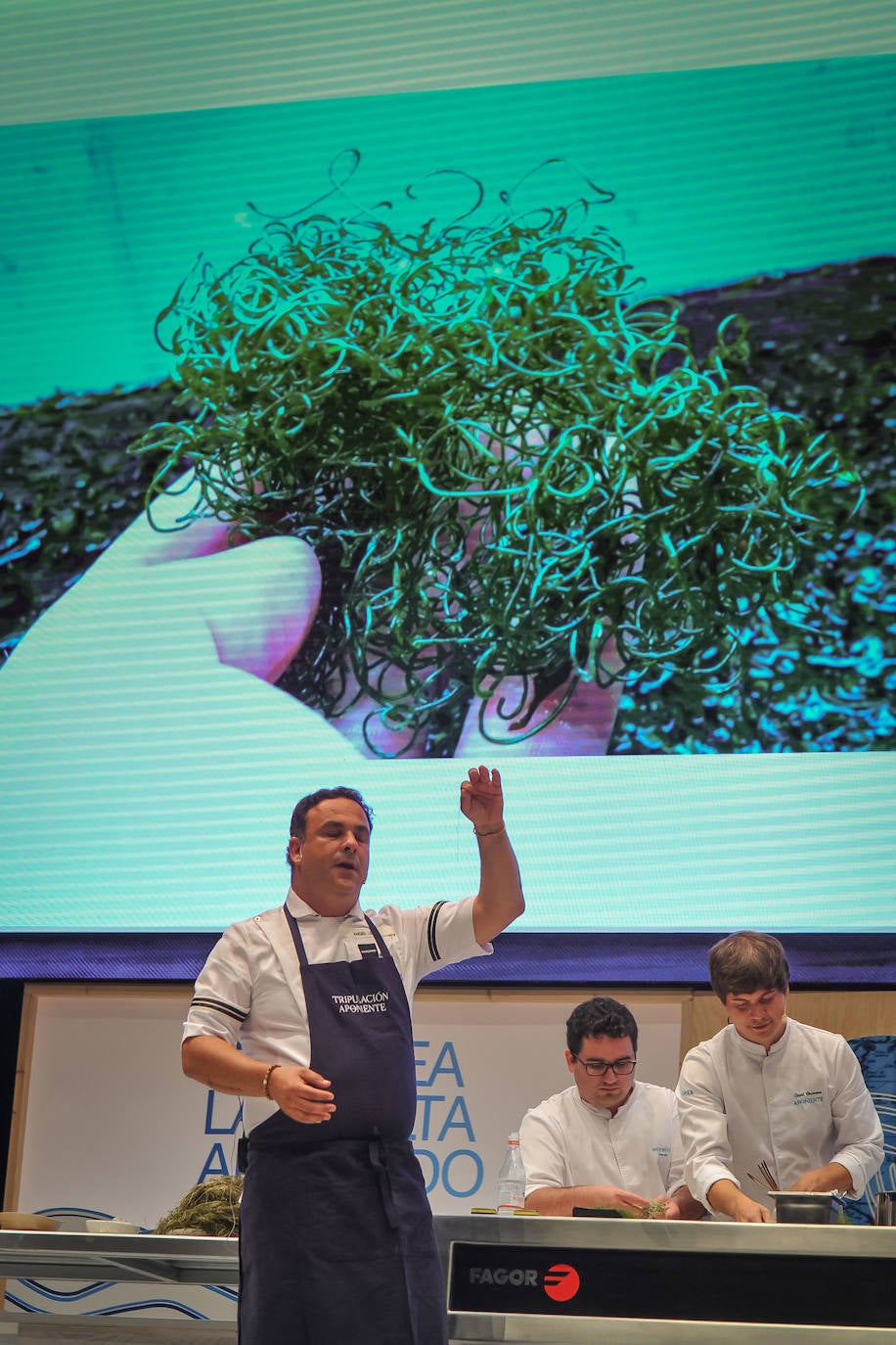 La influencia de Juan Sebastián Elcano en la tradición de la parrilla de Getaria, las palabras de Joan Roca, del tres estrellas Michelin El Celler de Can Roca (Girona), los hongos marinos descubiertos por el triestrellado Ángel León (Aponiente) o la reinvención de la tradición colombiana a cargo de Leonor Espinosa han destacado este martes en la segunda jornada de San Sebastian Gastronomika