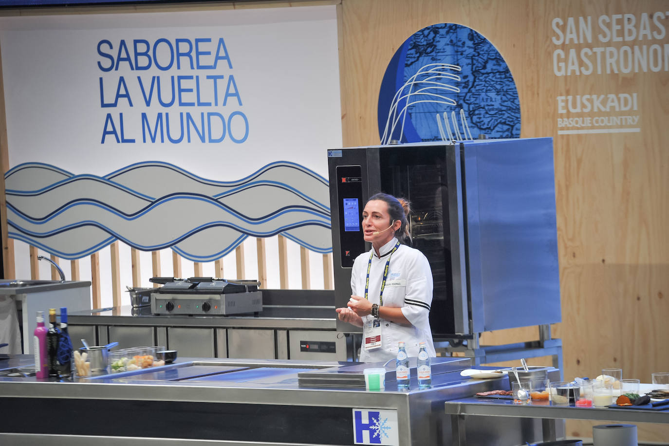 La influencia de Juan Sebastián Elcano en la tradición de la parrilla de Getaria, las palabras de Joan Roca, del tres estrellas Michelin El Celler de Can Roca (Girona), los hongos marinos descubiertos por el triestrellado Ángel León (Aponiente) o la reinvención de la tradición colombiana a cargo de Leonor Espinosa han destacado este martes en la segunda jornada de San Sebastian Gastronomika