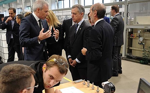 Urkullu, en una reciente visita a la firma Egile. 