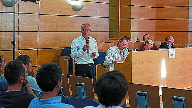 Félix Gorospe, de IKEI, presentó las conclusiones de la jornada de debate de Errebal Eraikiz que contó con la participación de los directores de los mercados vascos.