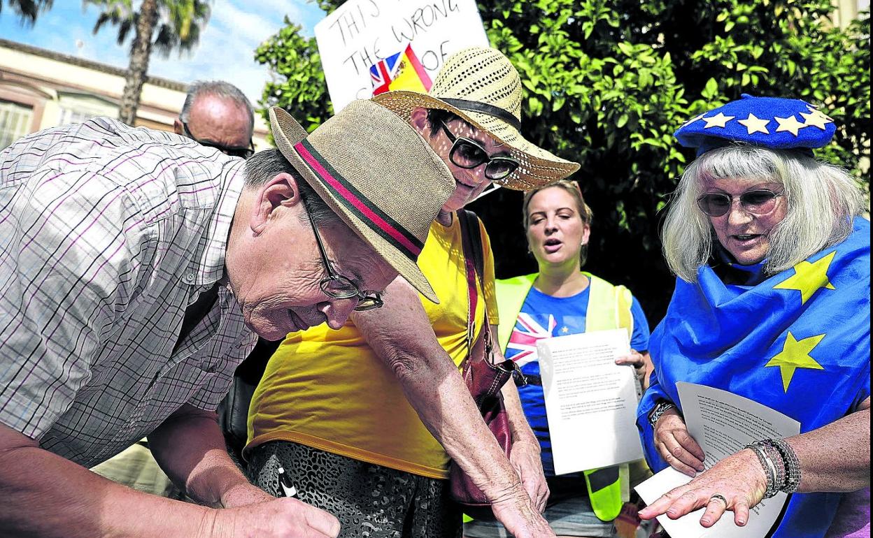 Ciudadanos británicos y españoles recogen firmas en Málaga en contra del Brexit.