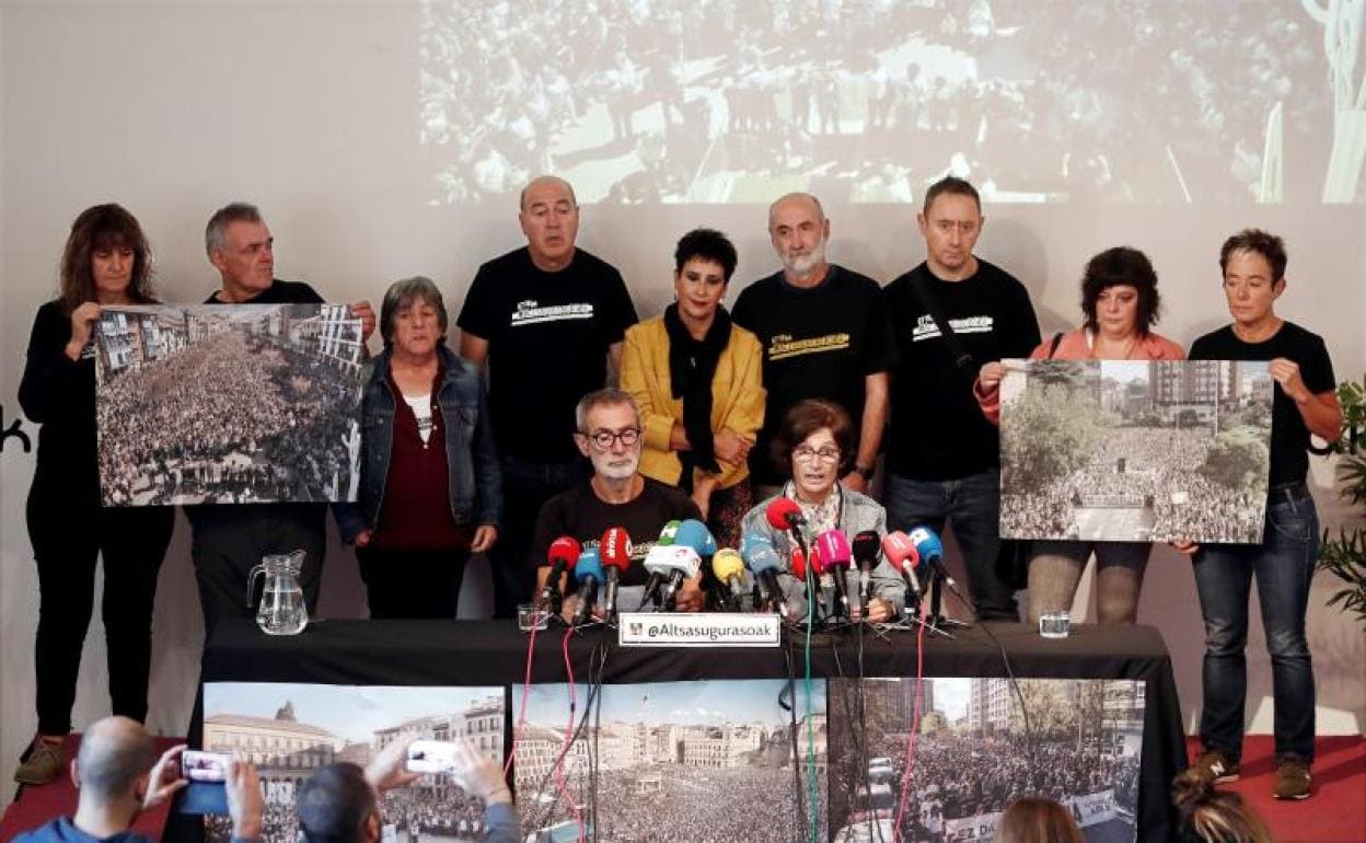 Los familiares de los jóvenes de Alsasua condenados, en la rueda de prensa de este jueves en Pamplona.