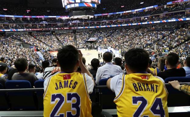 Dos seguidores de los Lakers, ayer en Shanghái. 