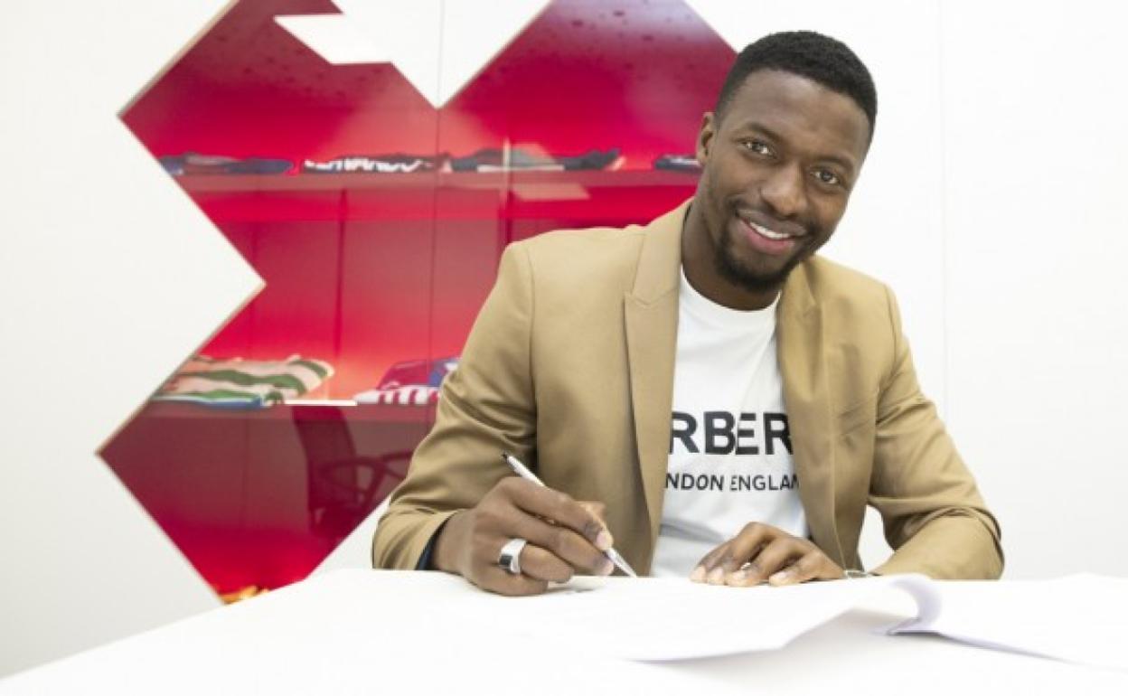 Diop firma su nuevo contrato con el Eibar