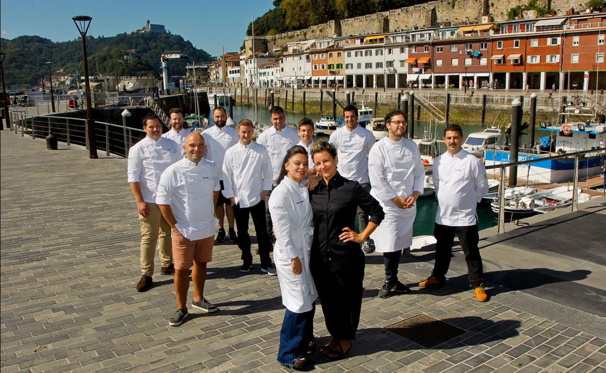 Algunos de los jóvenes valores de la cocina guipuzcoana posan en el Puerto de Donostia. Lo hacen con las chaquetillas de Juan Hinojal Selección. 