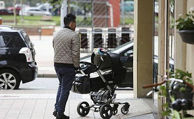 La oposición acusa a la consejería de «improvisar» tras modificar los requisitos para acceder a las 16 semanas de paternidad