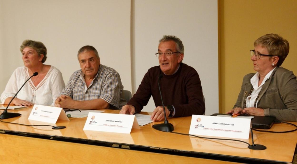 Sorkunde Juaristi, Patxi Lejardi, Jokin Azkue y Arantza Iriondo, en la inauguración oficial del curso del Euskaltegi de HABE. 