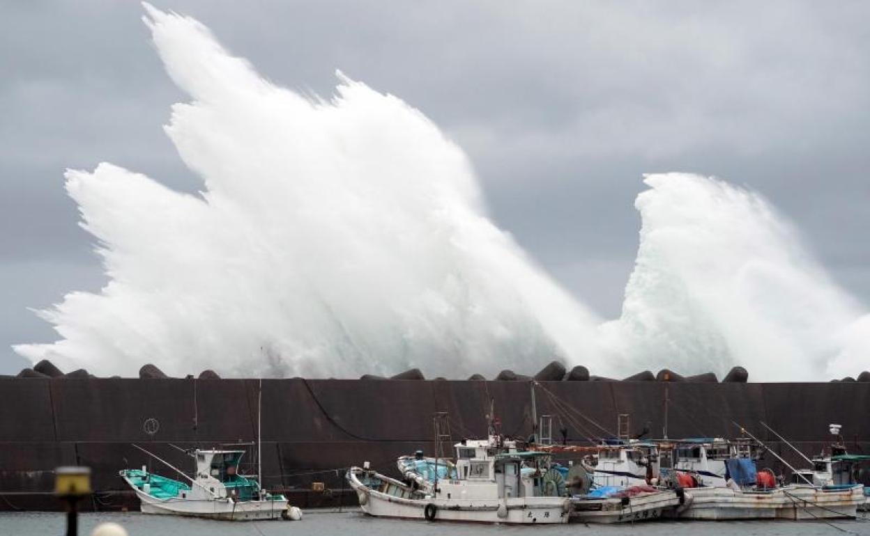 Enormes olas en el puerto de Kiho como consecuencia del tifón Hagibis. 