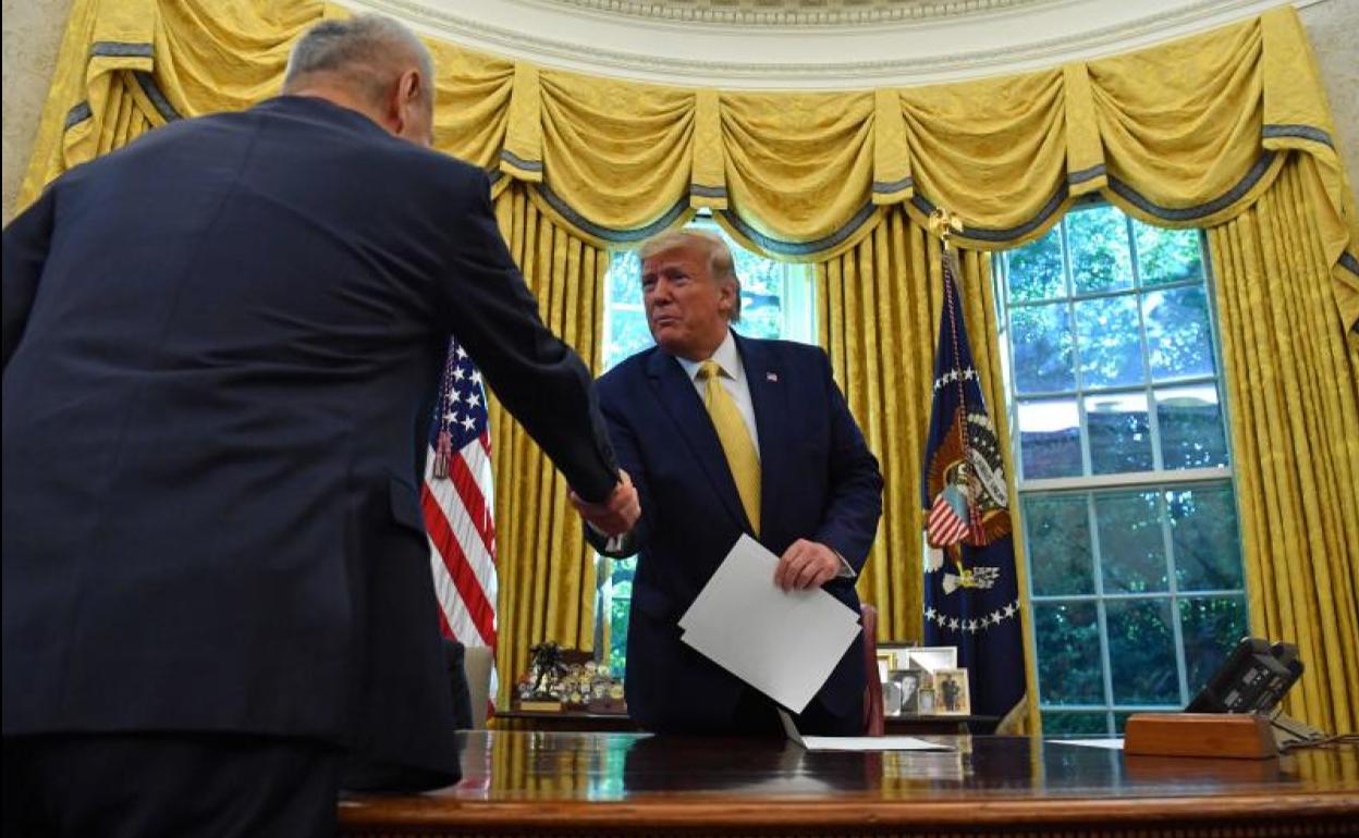 Donald Trump saluda a Liu He, viceprimer ministro chino.