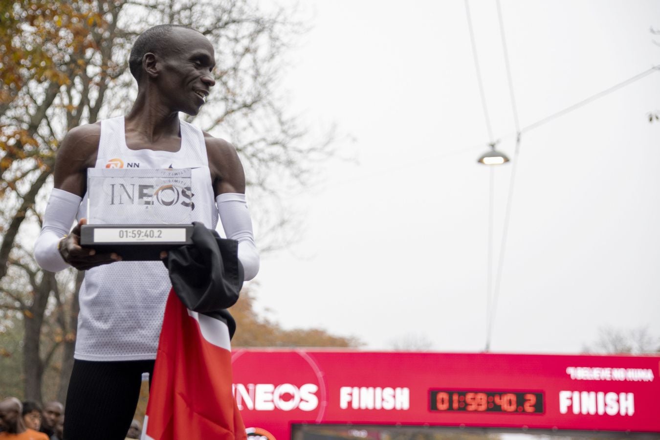 El atleta keniata Eliud Kipchge consiguió la victoria en esta carrera no oficial con un tiempo de 1:59:40 