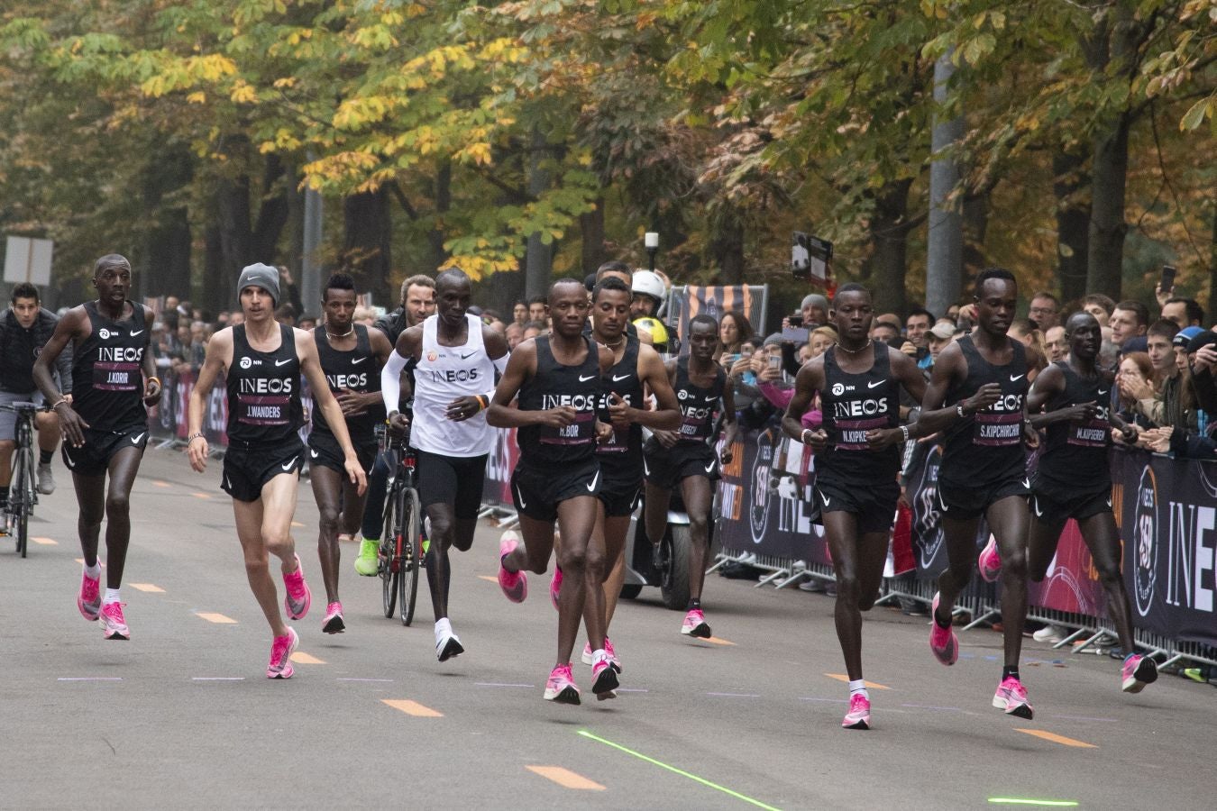 El atleta keniata Eliud Kipchge consiguió la victoria en esta carrera no oficial con un tiempo de 1:59:40 