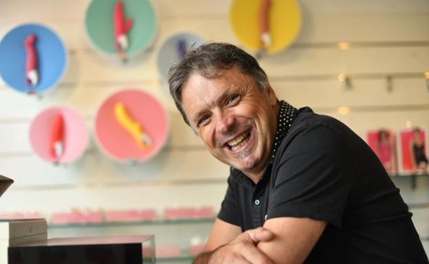 Iñaki Olaizola en Bitxigorria, uno de los dos sex-shops que regenta en Donostia.