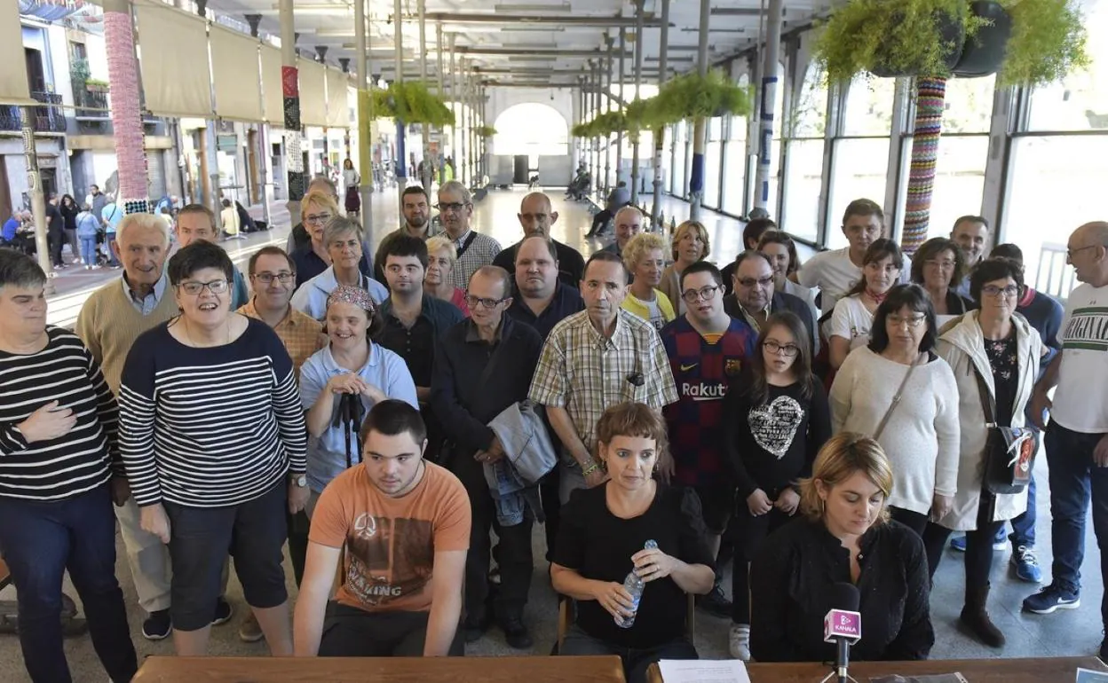 Representantes de Atzegi en Tolosaldea, durante la presentación de la campaña en el Tinglado. 