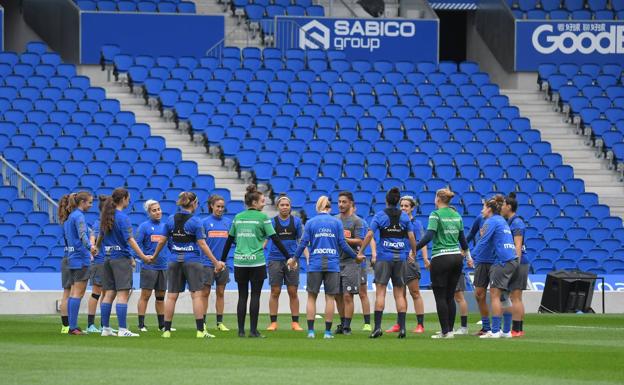 Iker Domínguez, preparador físico de la Real, plantea un ejercicio a las jugadoras ayer en el Reale Arena en el último entrenamiento antes del derbi. 