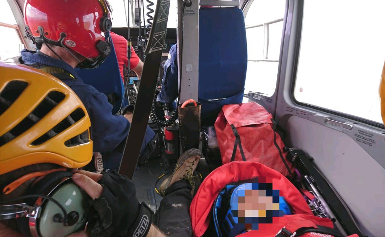 La mujer herida es trasladada en el helicóptero de la Ertzaintza.