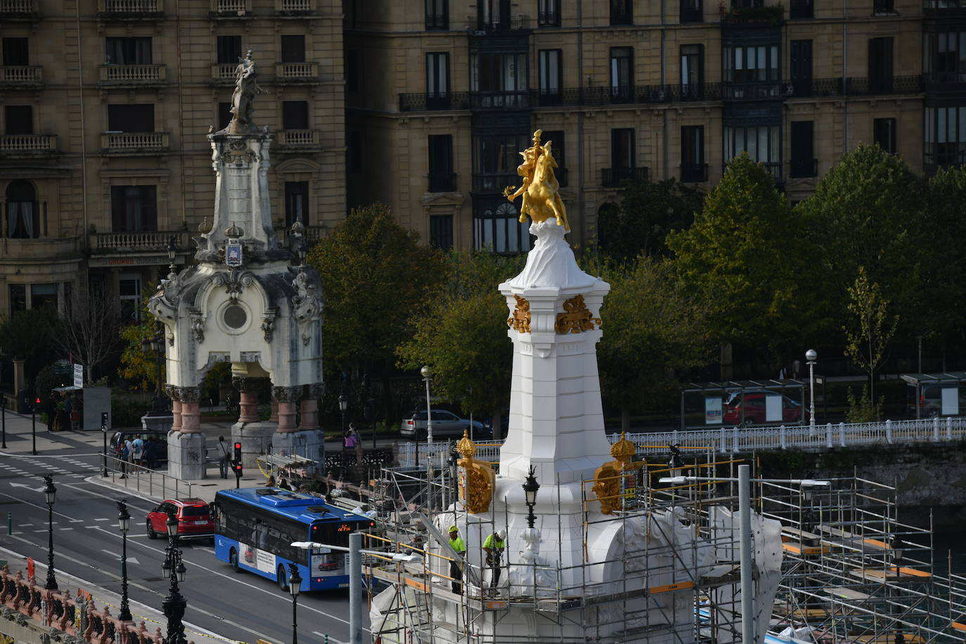 El primero de los cuatro obeliscos restaurados del puente María Cristina de San Sebastián ha comenzado a mostrar todo su esplendor, en contaste con el estado de los aún por rehabilitar