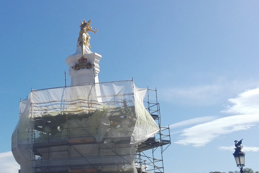 El primero de los cuatro obeliscos restaurados del puente María Cristina de San Sebastián ha comenzado a mostrar todo su esplendor, en contaste con el estado de los aún por rehabilitar