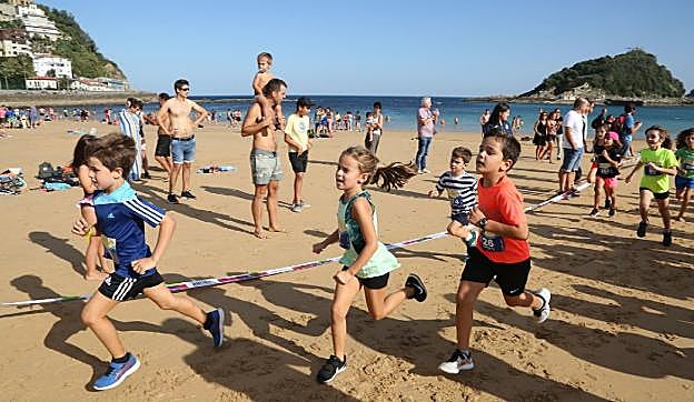 El sol acompañó a los niños que tomaron parte ayer en el Cross de las Tres Playas.