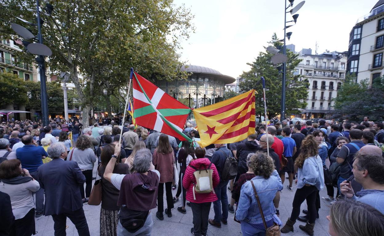 Decenas de personas se han concentrado en el Boulevard.