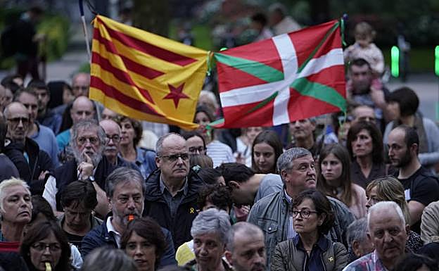 Imagen principal - Joseba Egibar, Joseba Agirretxea o Arkaitz Rodriguez han participado en la concentración.