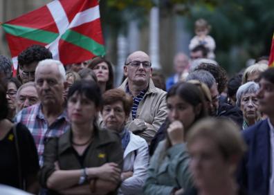 Imagen secundaria 1 - Joseba Egibar, Joseba Agirretxea o Arkaitz Rodriguez han participado en la concentración.