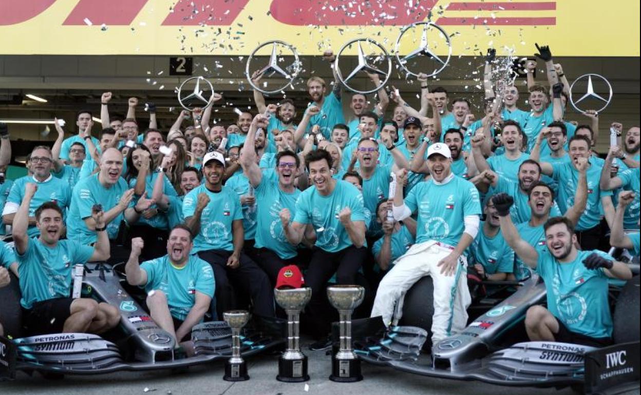 Los integrantes de la escudería Mercedes celebran el título mundial de constructores.