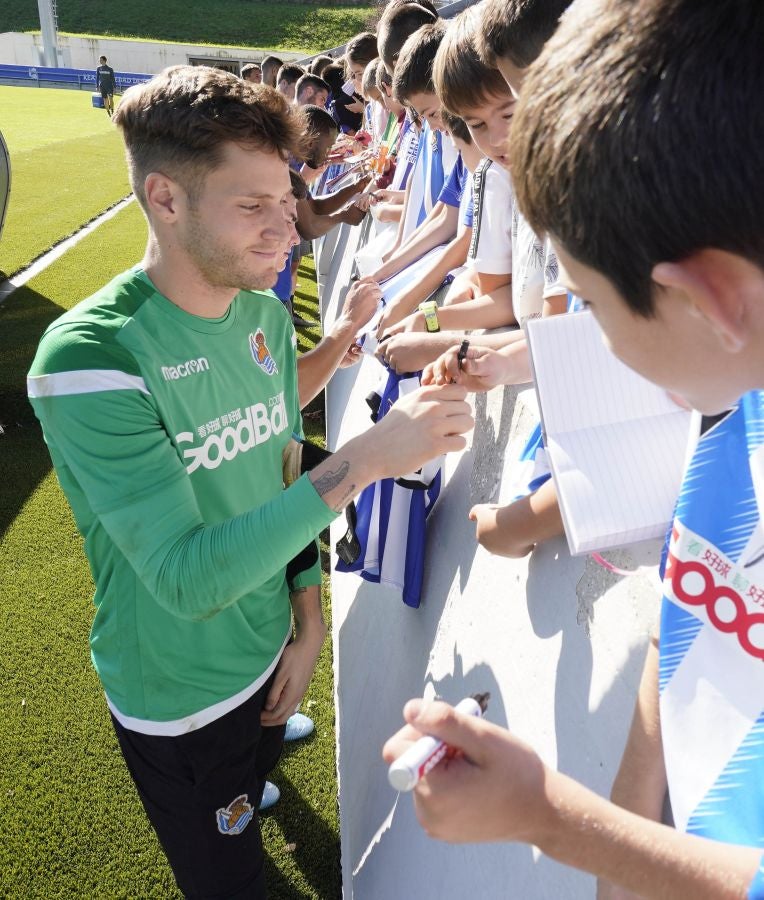 Fotos: Los más pequeños disfrutan viendo el entrenamiento de la Real en Zubieta