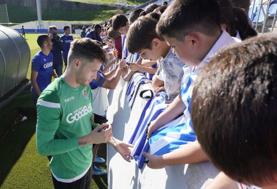 Fotos: Los más pequeños disfrutan viendo el entrenamiento de la Real en Zubieta