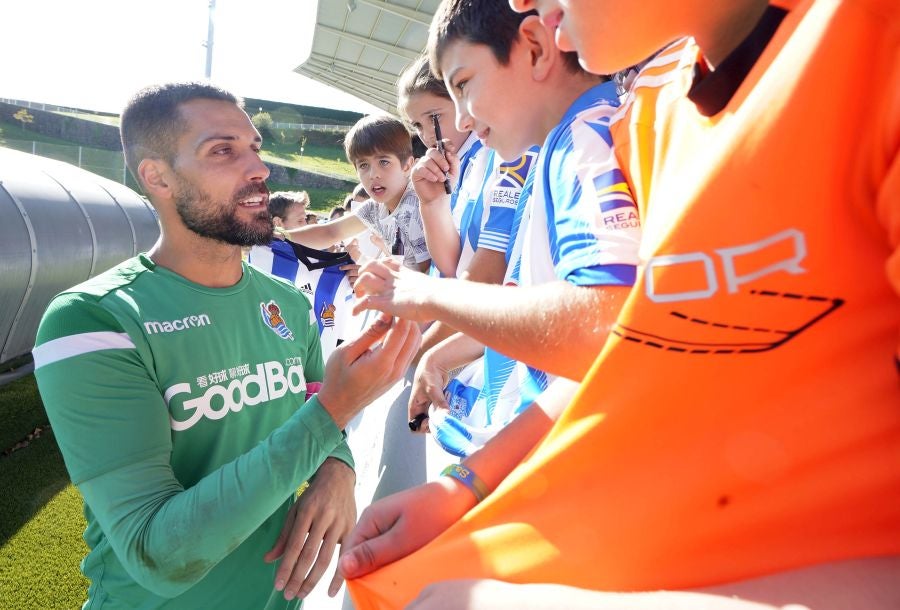 Fotos: Los más pequeños disfrutan viendo el entrenamiento de la Real en Zubieta