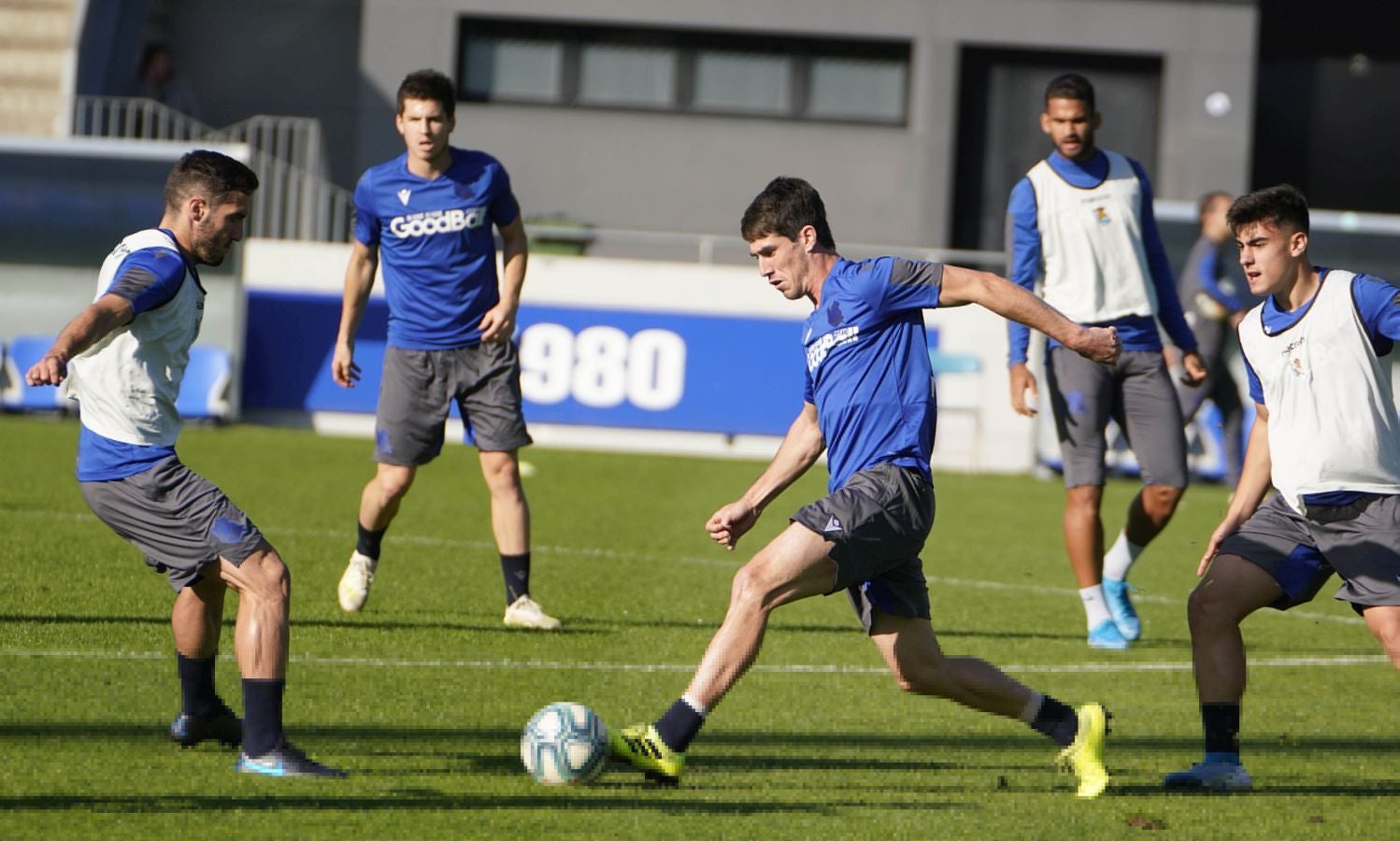 Fotos: Los más pequeños disfrutan viendo el entrenamiento de la Real en Zubieta