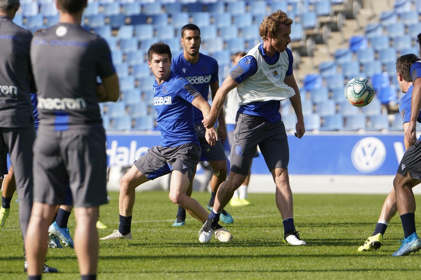 Fotos: Los más pequeños disfrutan viendo el entrenamiento de la Real en Zubieta