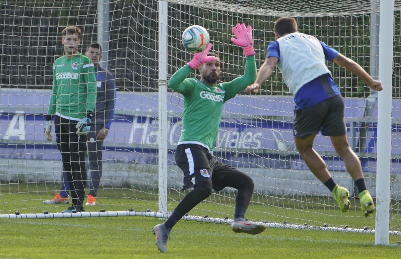 Fotos: Los más pequeños disfrutan viendo el entrenamiento de la Real en Zubieta