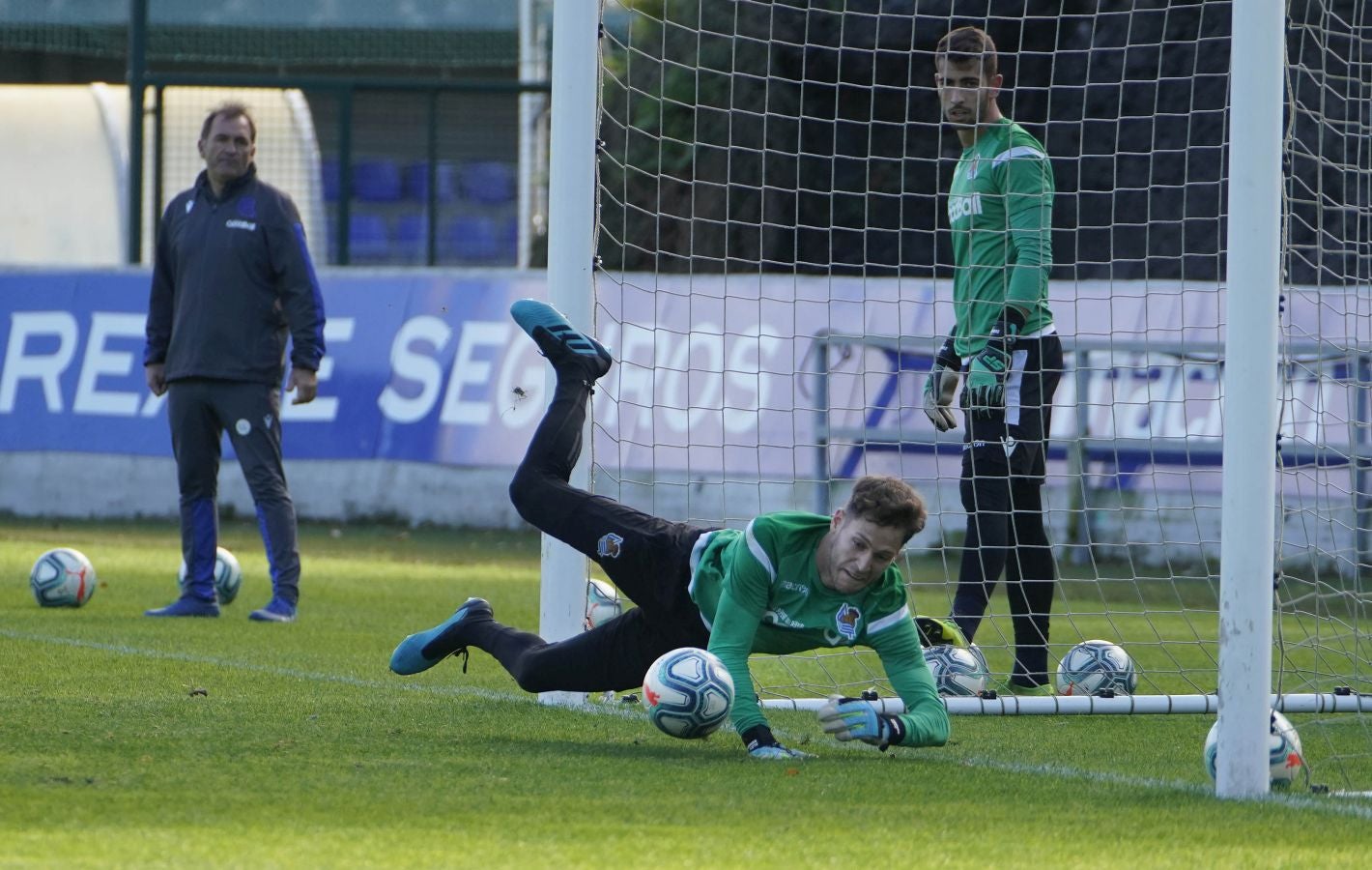 Fotos: Los más pequeños disfrutan viendo el entrenamiento de la Real en Zubieta