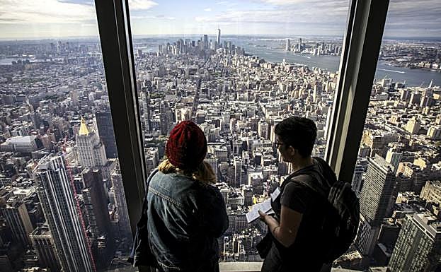 Dos visitantes en la exclusiva planta 102, la más alta del edificio. 