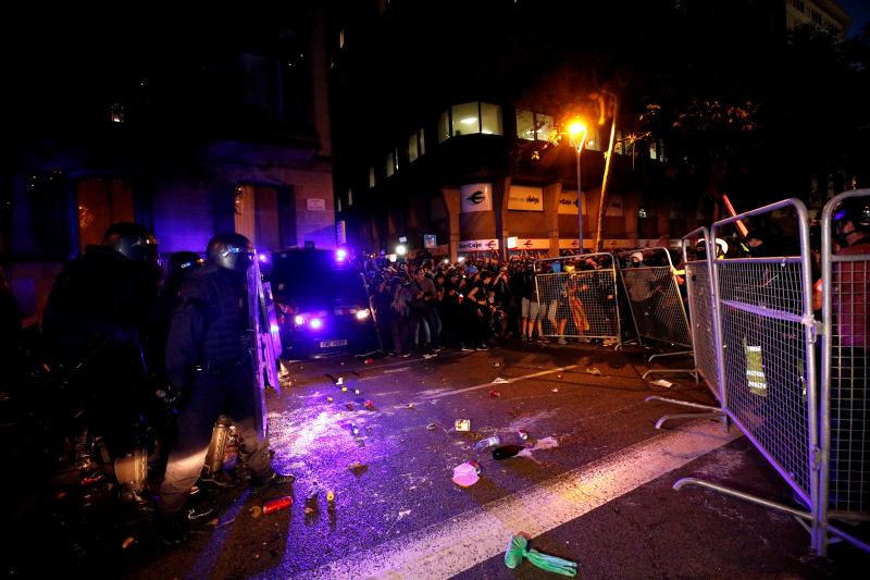 Barricadas de fuego, gritos en favor de la independencia y múltiples objetos en las calles de Barcelona