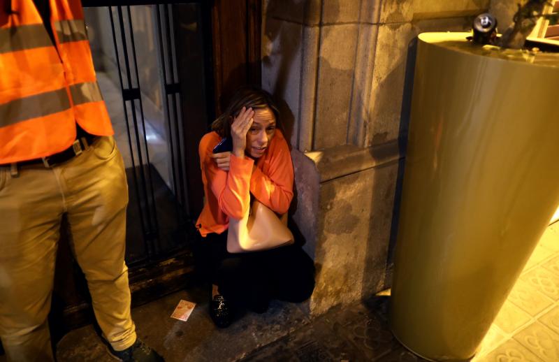 Barricadas de fuego, gritos en favor de la independencia y múltiples objetos en las calles de Barcelona